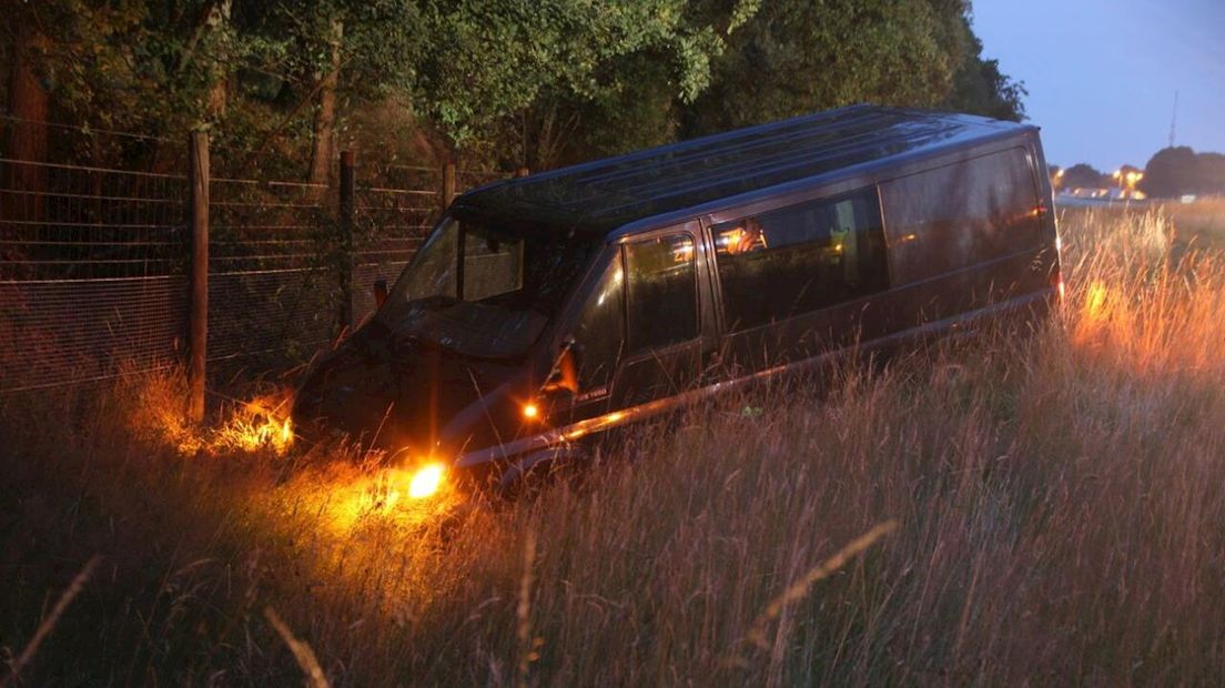 Bestelwagen raakt in slip op A1 bij Bathmen