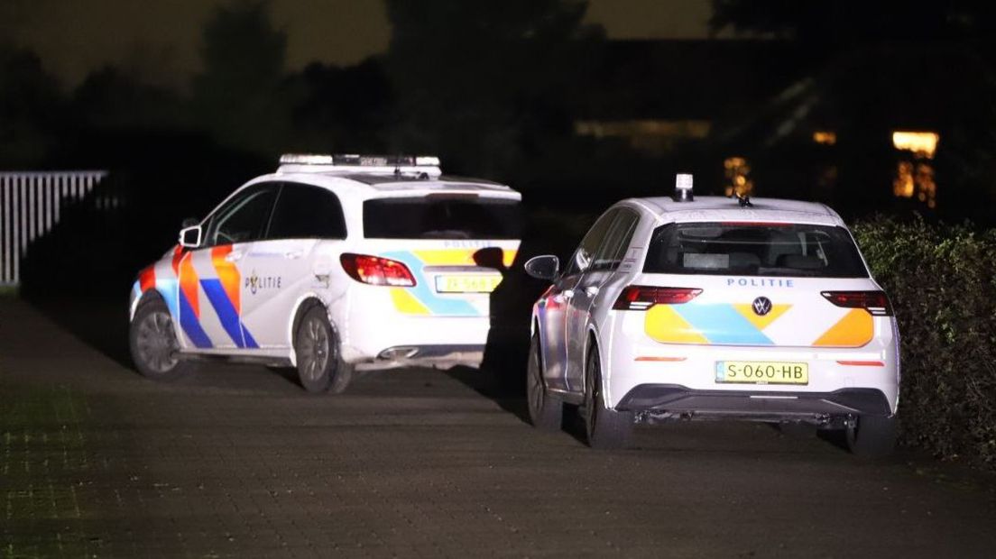De politiewagens op het terrein in Barneveld.