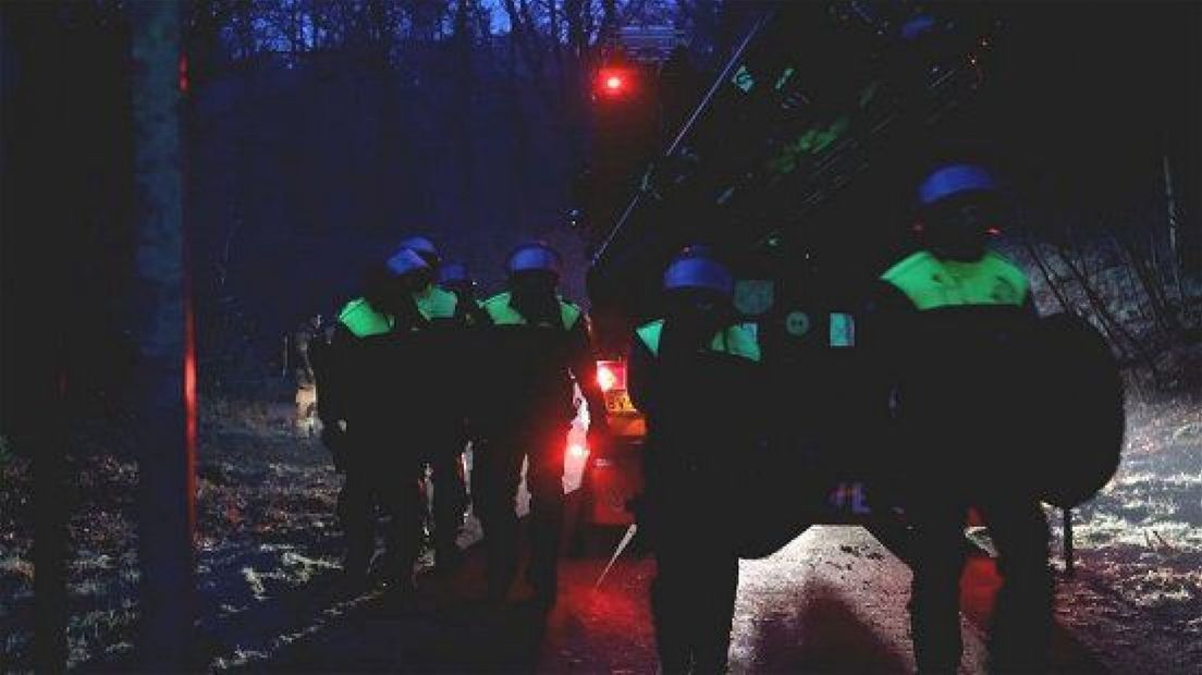 Agenten bij de bunker in de Arnhemse bossen.