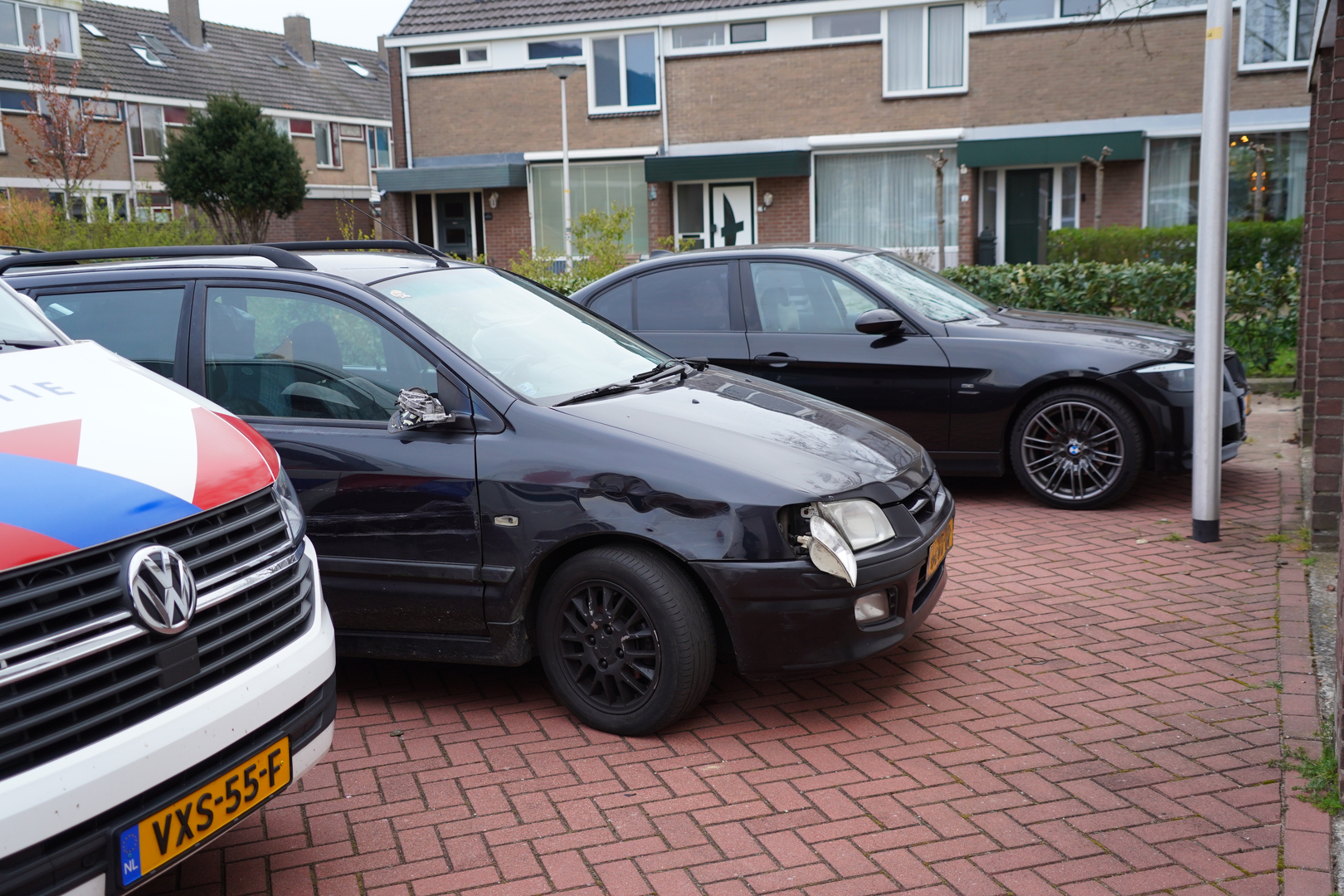 De verdachte liet zijn beschadigde vluchtauto uiteindelijk achter.