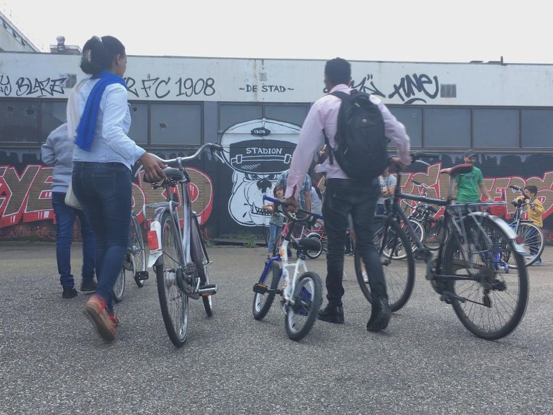In Delfshaven nemen de vluchtelingen de fietsen in ontvangst
