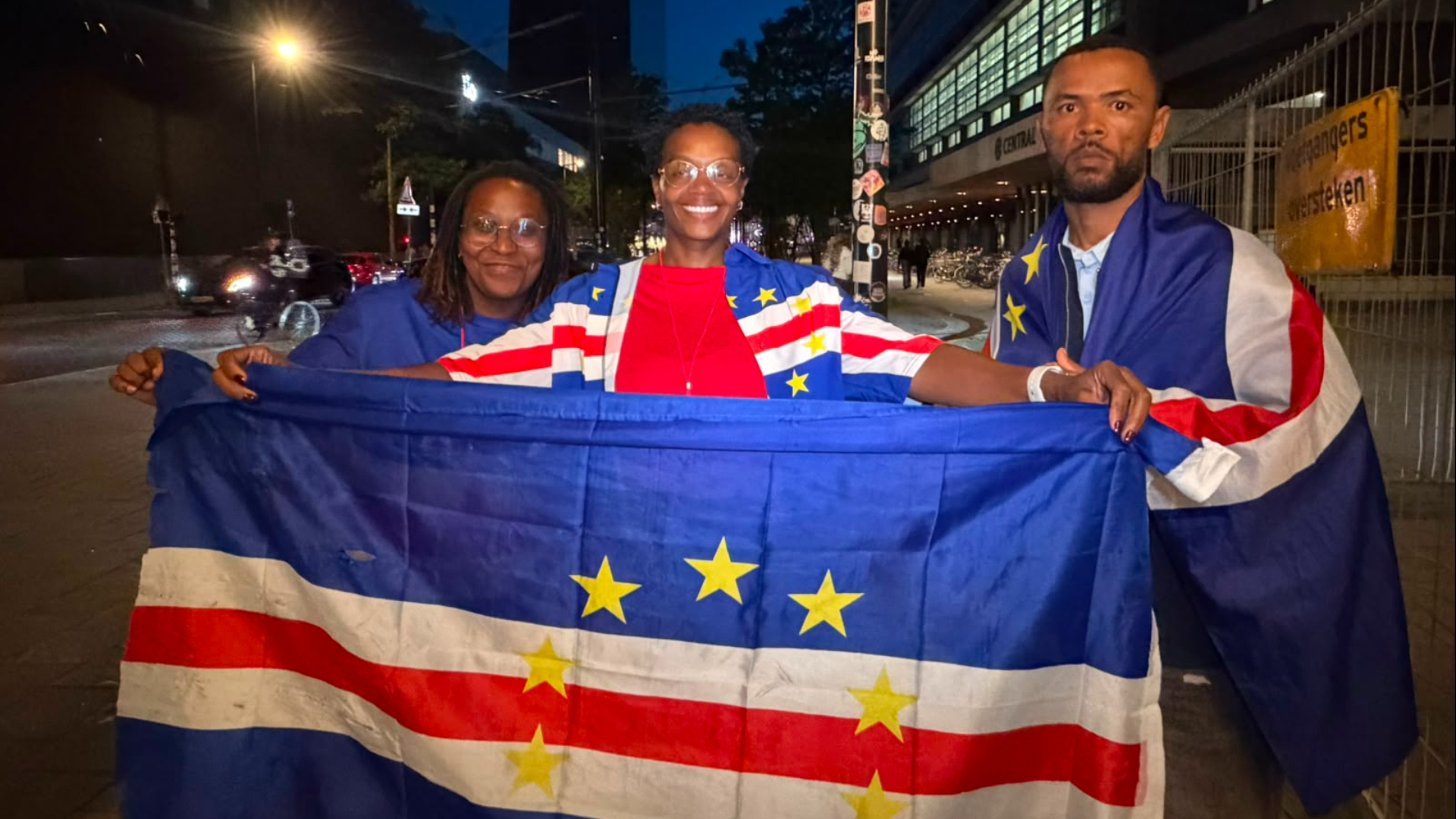 Eunice, Vera en Emerson voorafgaand aan de wedstrijd tegen Argentinië