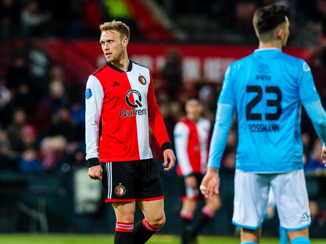 Nicolai Jørgensen kreeg een rode kaart bij Feyenoord-Heracles vanwege natrappen (Bron: VK Sportphoto - Yannick Verhoeven)