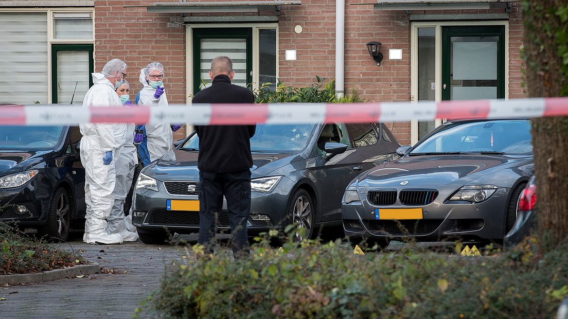 De auto werd vanmorgen vroeg onder vuur genomen.