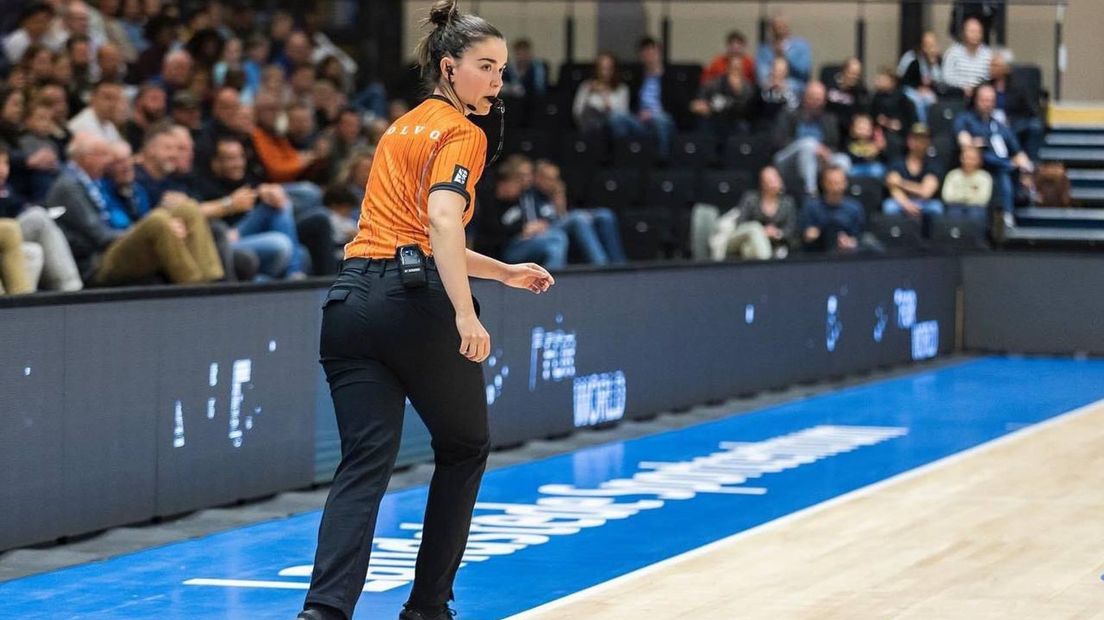 Ioana fluit een basketbalwedstrijd