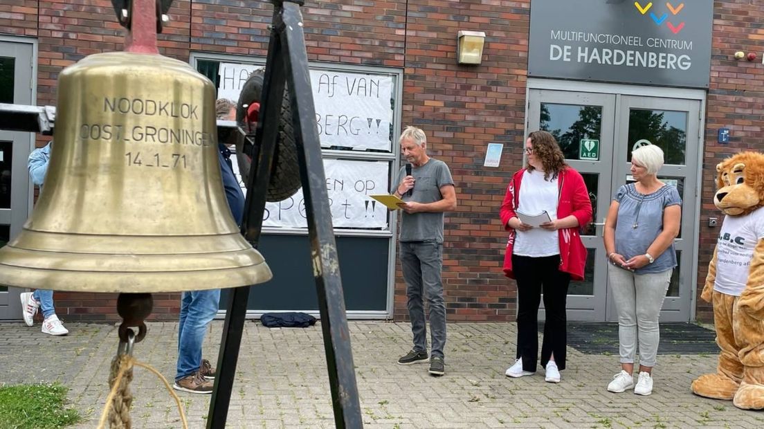 Actievoerders luiden de noodklok bij zwembad de Hardenberg in Finsterwolde