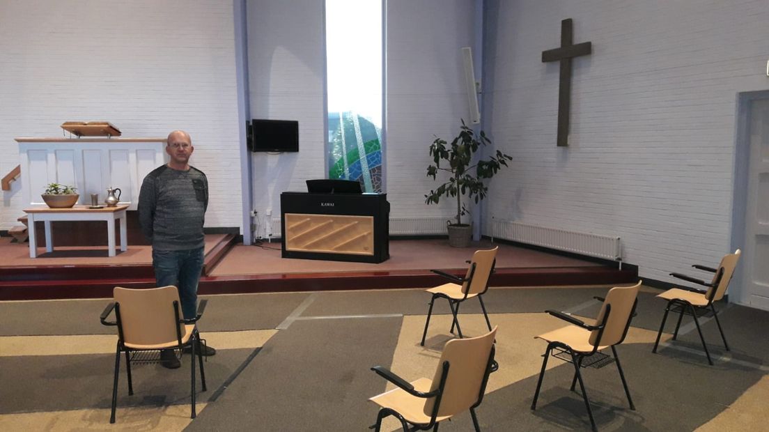 koster Bert Folkers in een lege kerk