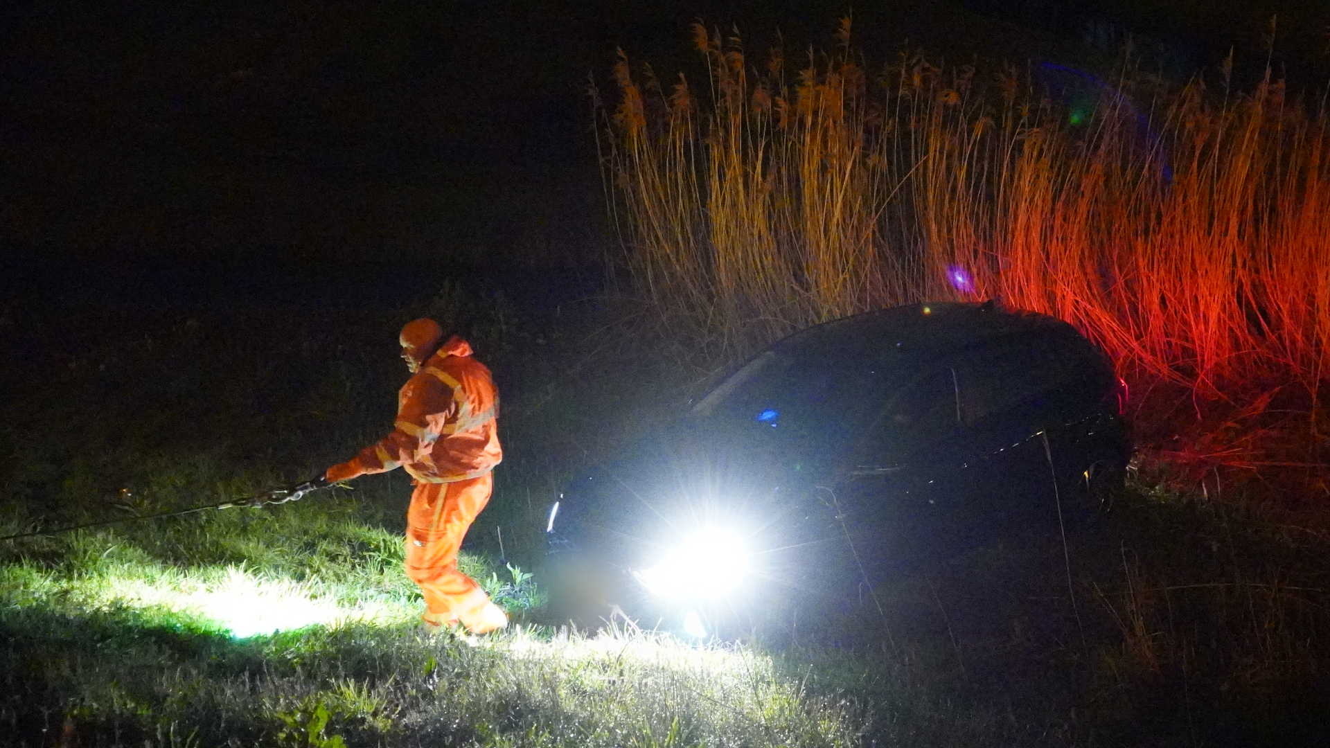 Auto belandt in het gras na botsing met vrachtwagen