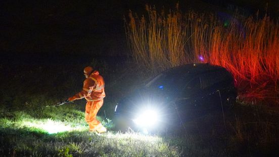 Auto belandt in het gras na botsing met vrachtwagen. Auto belandt in het gras na botsing met vrachtwagen.