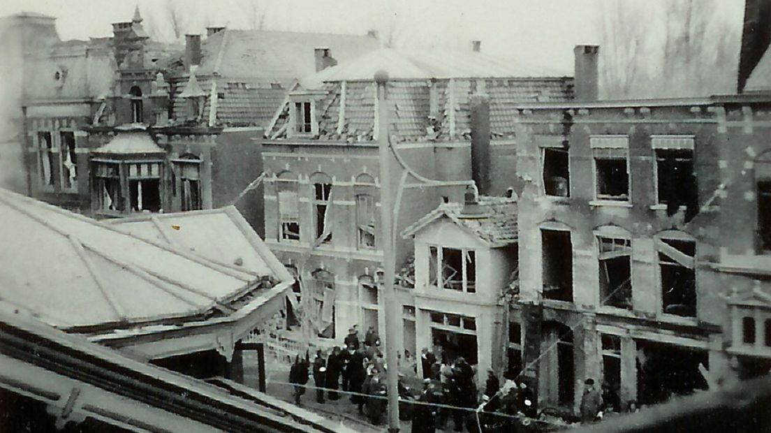 De schade op de stationsweg na het bombardement