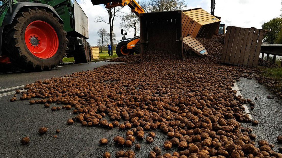 De pootaardappelen lagen over de weg bezaaid (Rechten: Persbureau Meter)