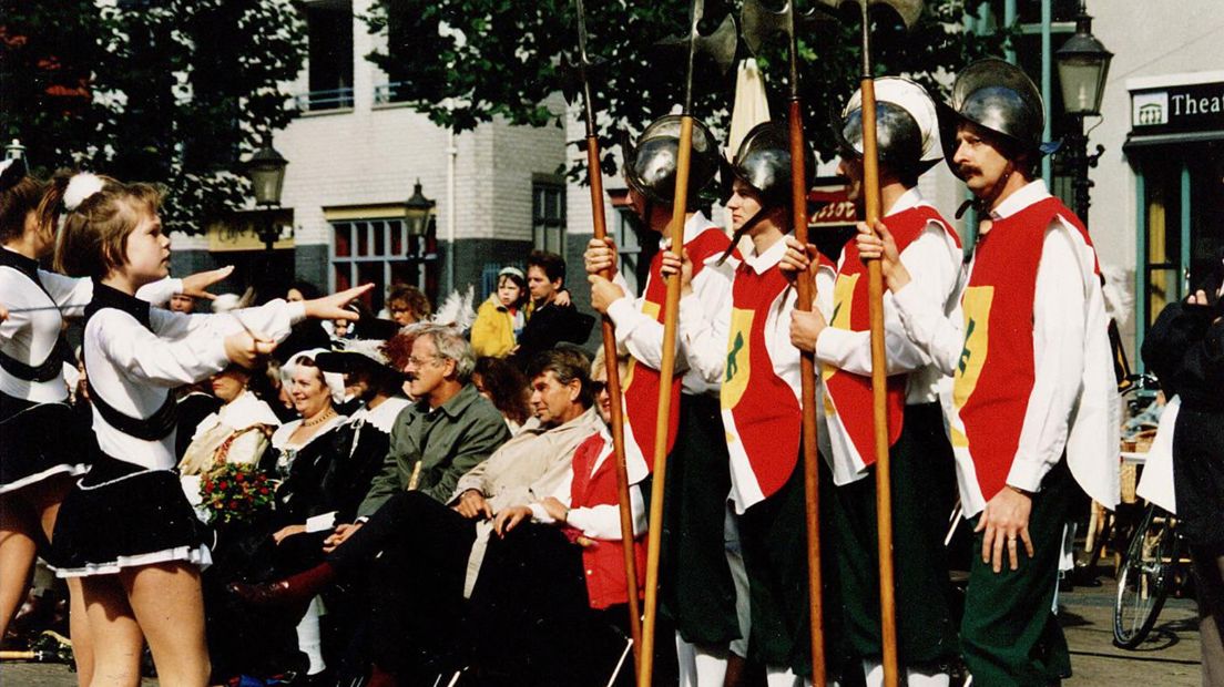 De Keistadfeesten op het Lieve Vrouwekerkhof in 1995.
