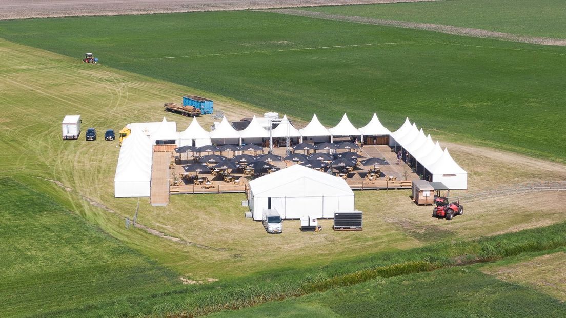 Op het terrein van het Boerenrockfestival in Drouwenermond is een pop-up terras geopend