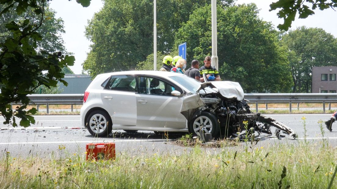 Bij meerdere auto's is flinke schade.