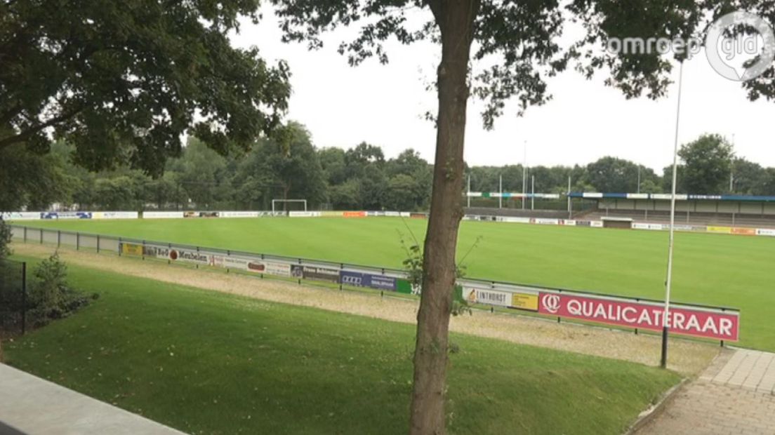 Het is zomerstop, maar toch gingen de deuren van de kantine van voetbalclub SV Epe donderdagavond open. Eper trots John Stegeman, de coach van Heracles Almelo, groeide namelijk op bij deze club. Donderdagavond stond Stegeman met de Almeloërs voor het eerst in Europa, een bijzonder moment.