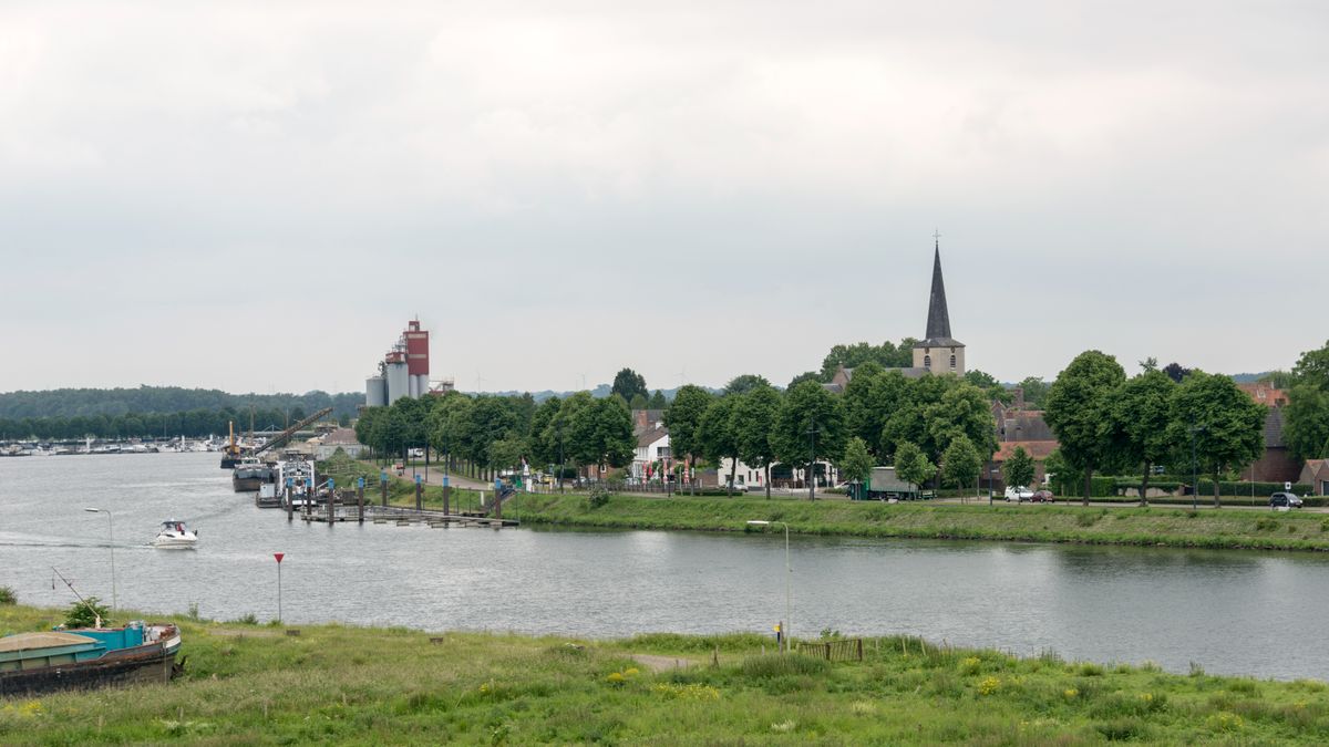 Stuurloze boot bij Wessem naar haven gesleept door hulpdiensten