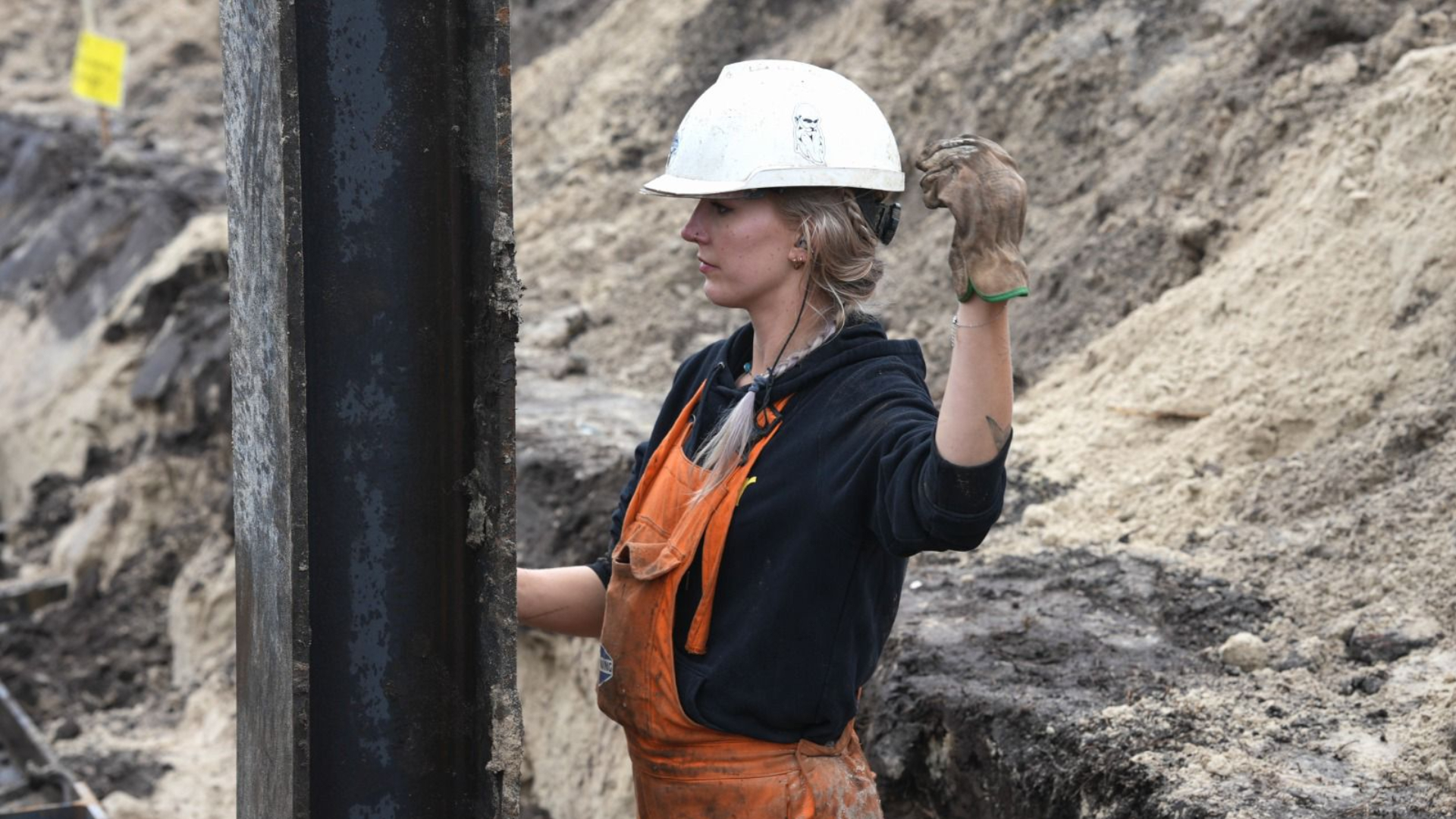 Manon (24) is heier en werkt met de grootste kraanwagens: ‘Ik wil nooit meer een kantoorbaan’