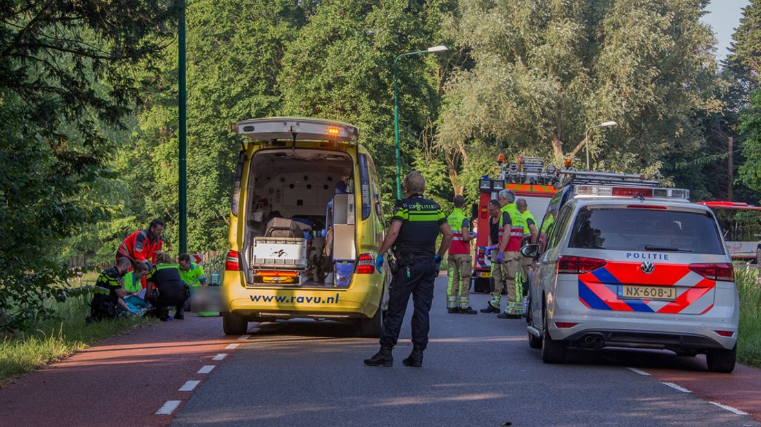 Hulpdiensten op de been voor het dodelijke motorongeluk in Loenen.