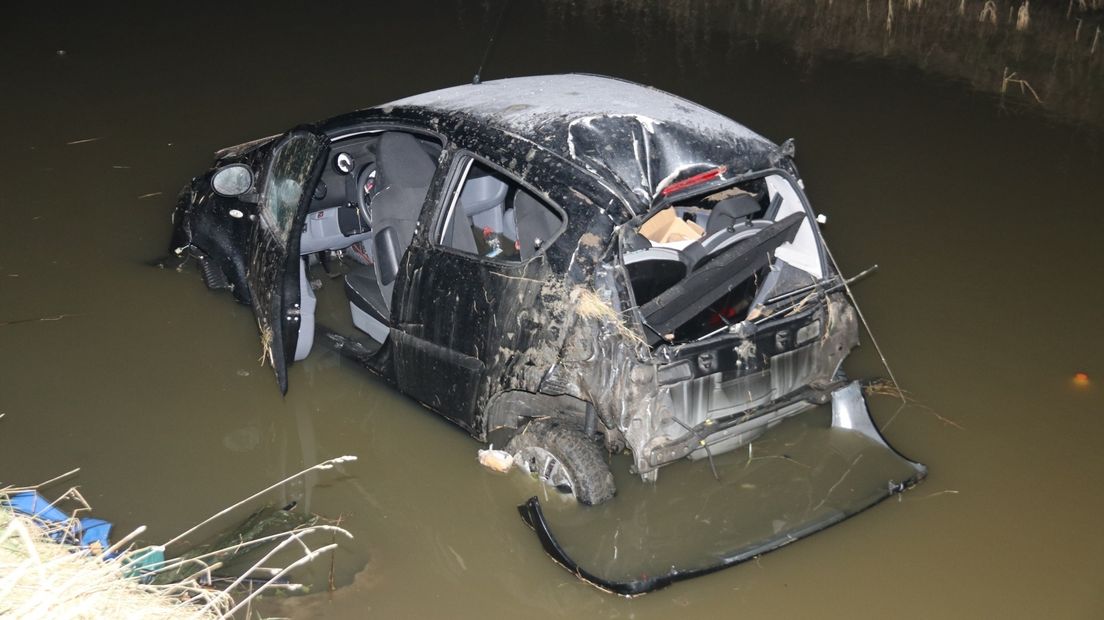 Bij de Poortvlietsedijk (N286) tussen Scherpenisse en Poortvliet is vanochtend een personenauto te water geraakt.