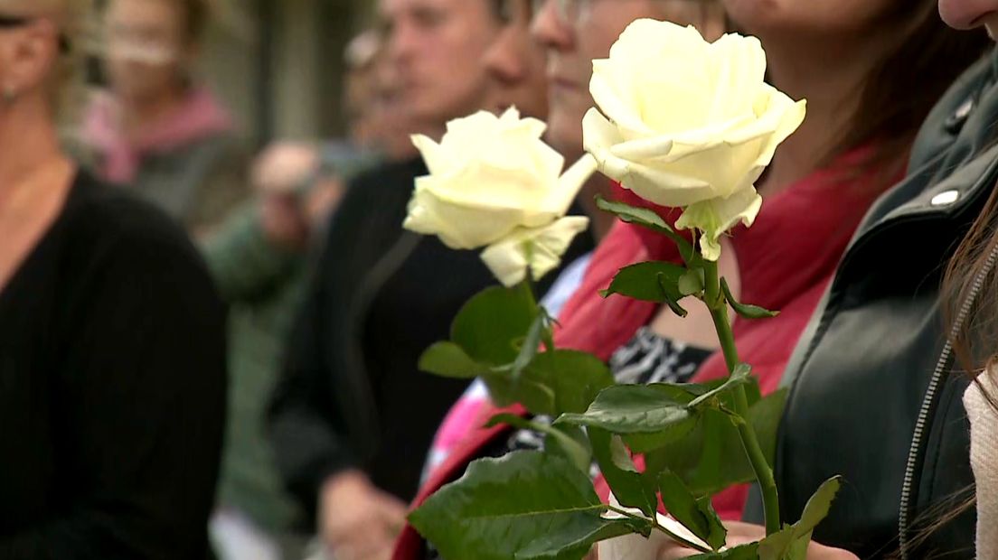 De moeder van Shelley heeft iedereen opgeroepen witte rozen mee te nemen voor haar dochter.