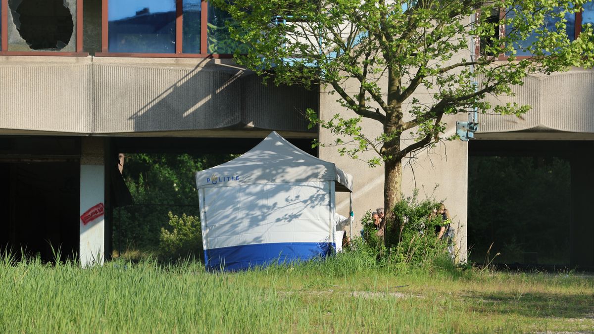 Twee doden gevonden, politie doet onderzoek