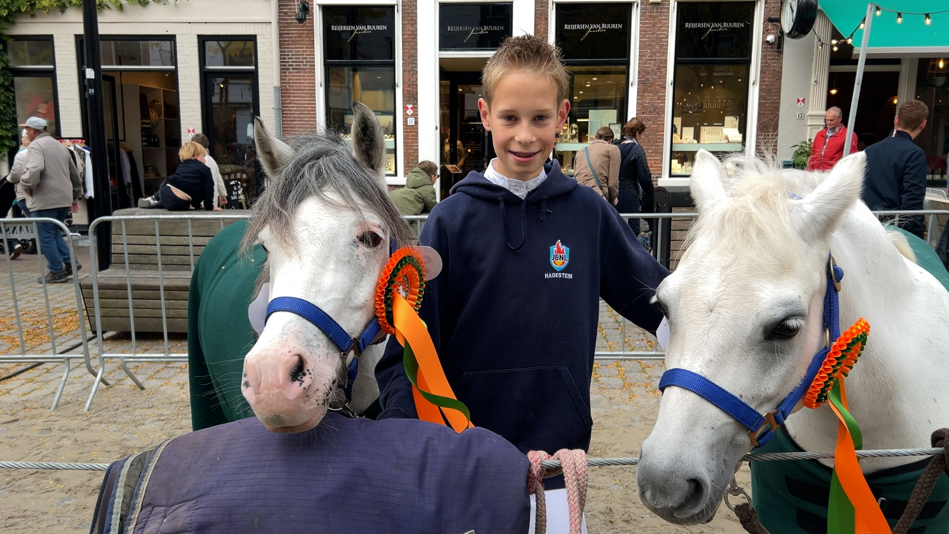 Niet één, maar twee winnende pony's: Mathijs gooit hoge ogen op paardenmarkt Vianen