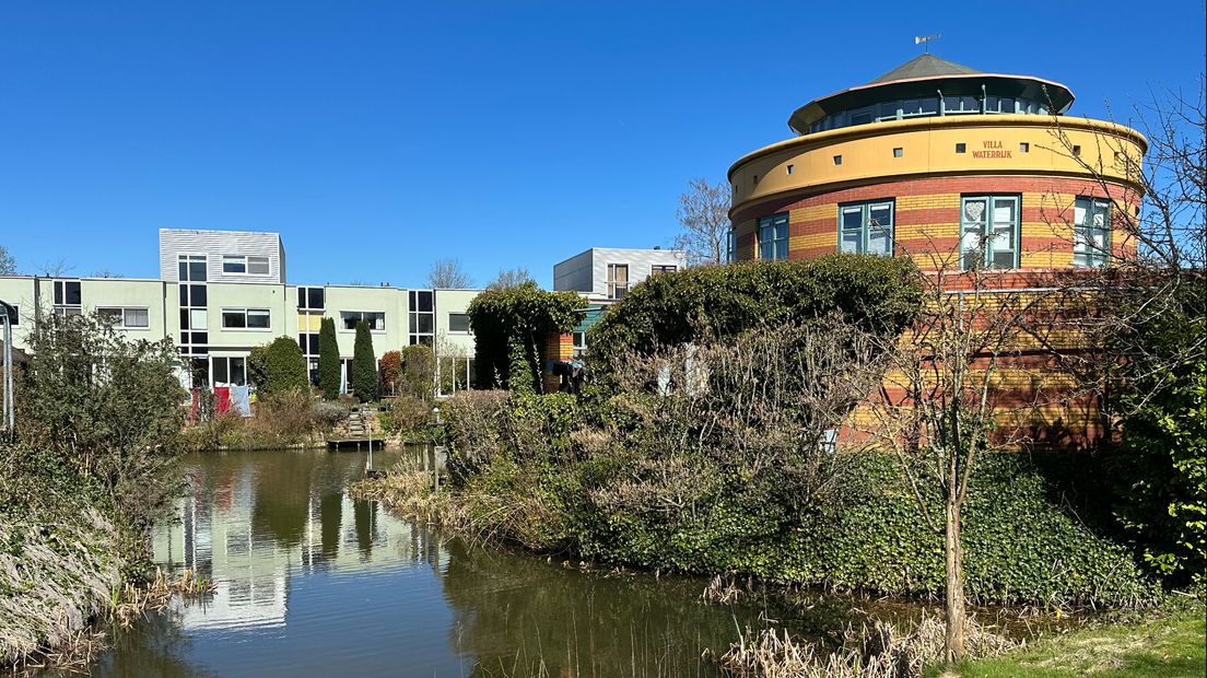 Kenmerkend voor Kattenbroek is de grote variatie in kleur en vorm van de woningen.