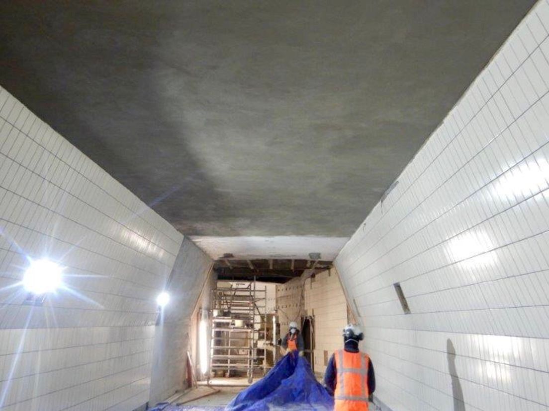 Tegel- en stucwerk in de fietserstunnel  
foto : gemeente Rotterdam