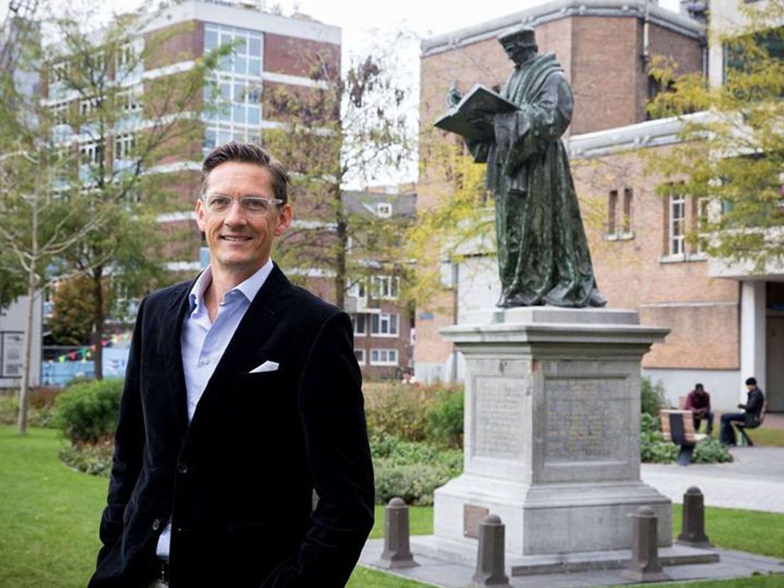 Joost Eerdmans van JA21 bij het beeld van Erasmus voor de Laurenskerk