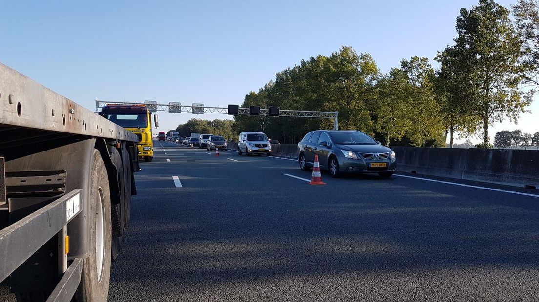 Er liggen betonplaten op de A28 (Rechten: Henry Wallinga/HW-Fotografie)