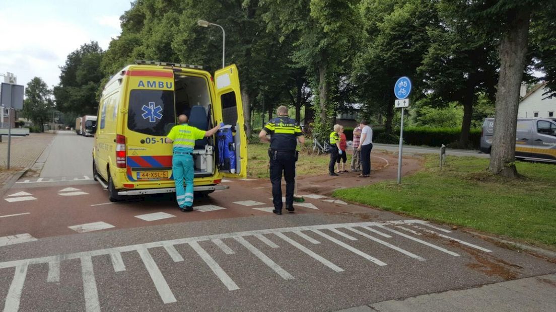 Vrouw met ambulance naar het ziekenhuis