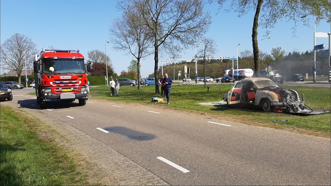 De auto is fors beschadigd door de brand