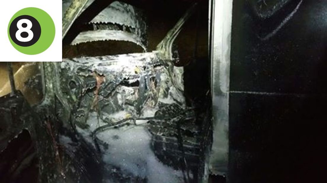 Een bestuurder is woensdagavond in Angerlo met de schrik vrijgekomen na een hevige brand in zijn bedrijfsbusje. Het busje, geladen met verfblikken, vatte onder het rijden vlam.