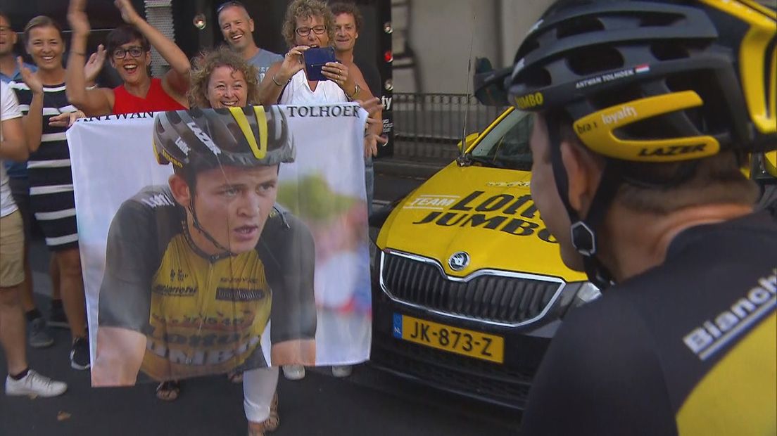 Antwan Tolhoek wordt na de finish van de laatste etappe onthaald door familie en vrienden