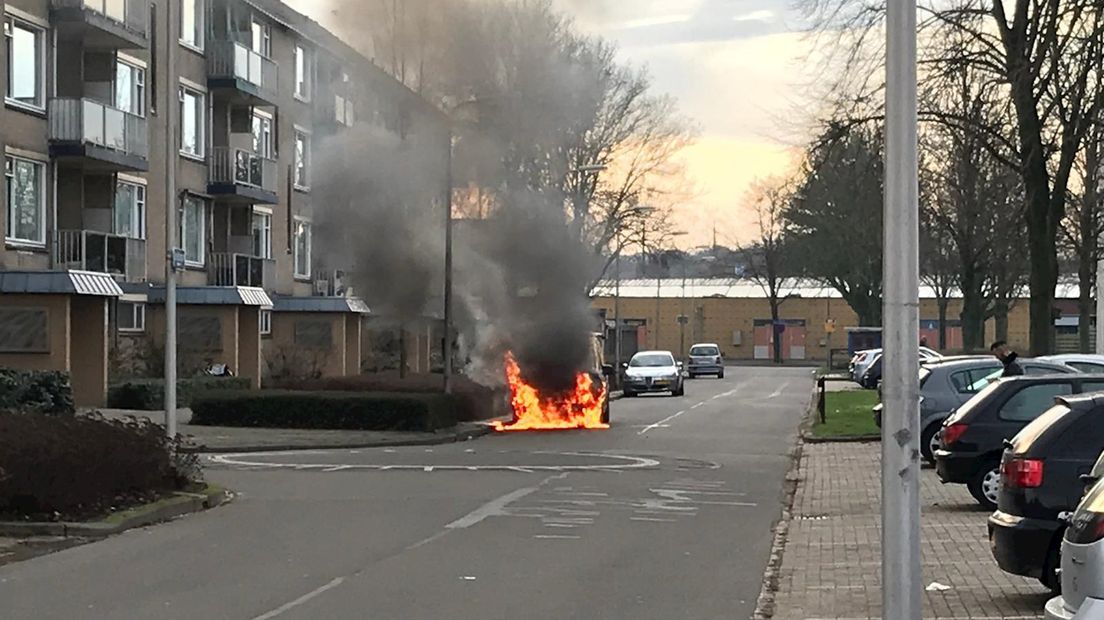 Auto starten met startkabels gaat mis in Hengelo