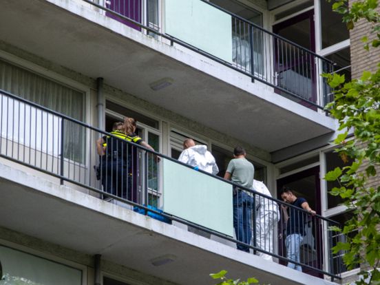 De politie heeft de woning van de overleden vrouw in Schiedam uitgebreid onderzocht