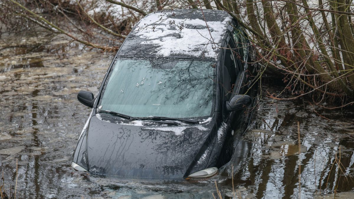Auto glijdt van de weg bij Nijega