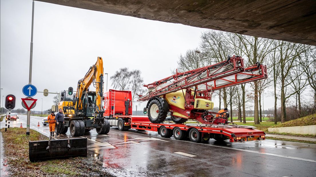 Transport sproei-installatie botst met hoogte viaduct