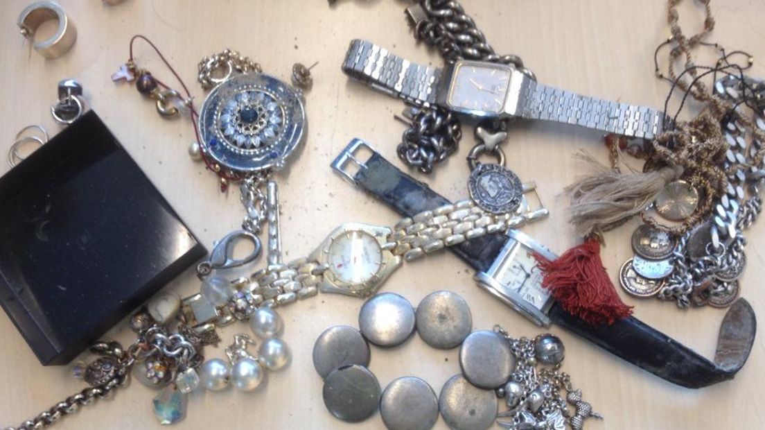 De politie in Putten is op zoek naar de mogelijke eigenaar van een kistje sieraden dat vorige week werd gevonden bij Strand Nulde.