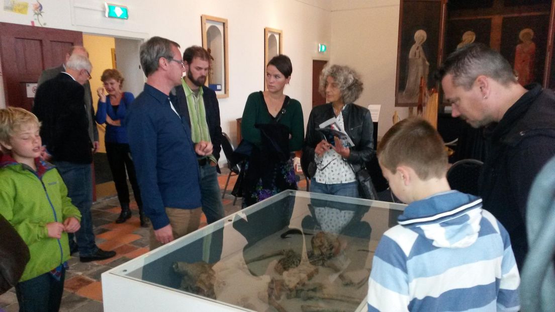 Een bijzonder skelet van een Viking-slachtoffer in het Stedelijk Museum Zutphen trok zaterdag veel bekijks tijdens de Gelredag. Normaal gesproken is het niet voor het publiek te zien.