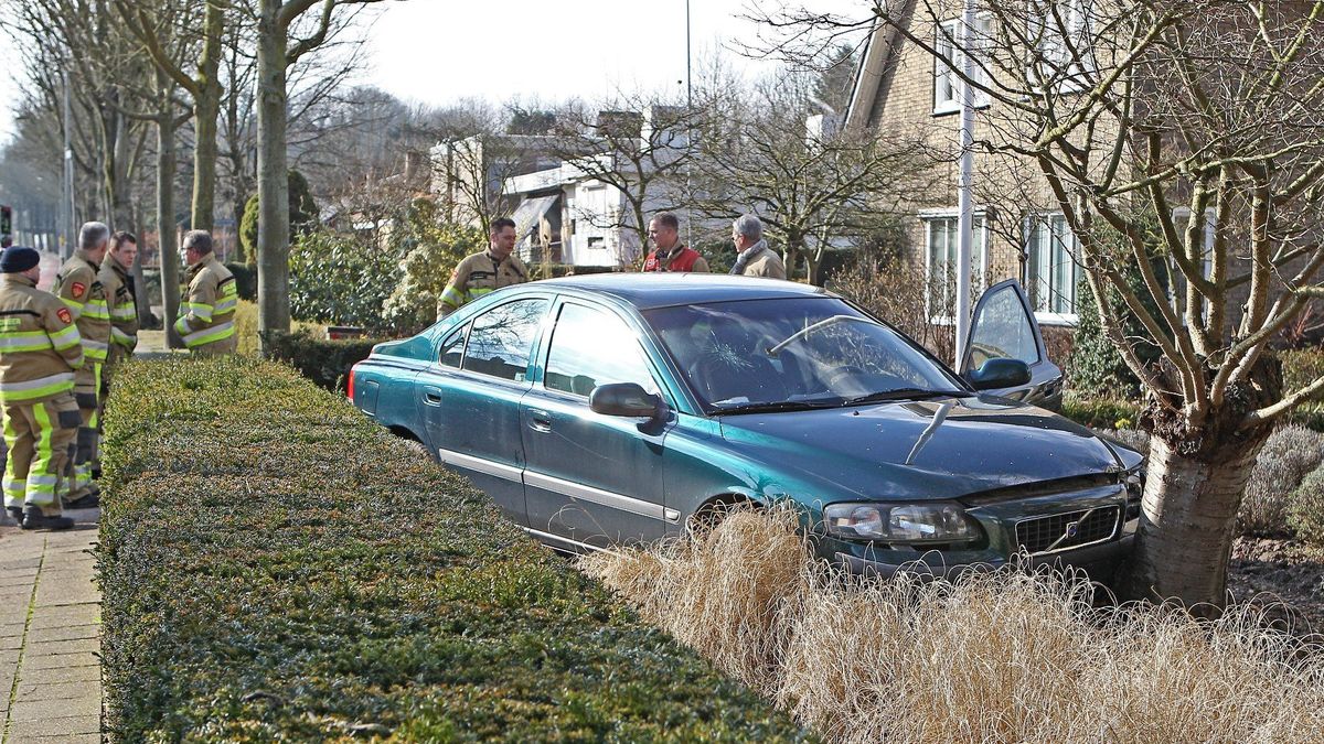 Auto rijdt voortuin binnen in Munstergeleen