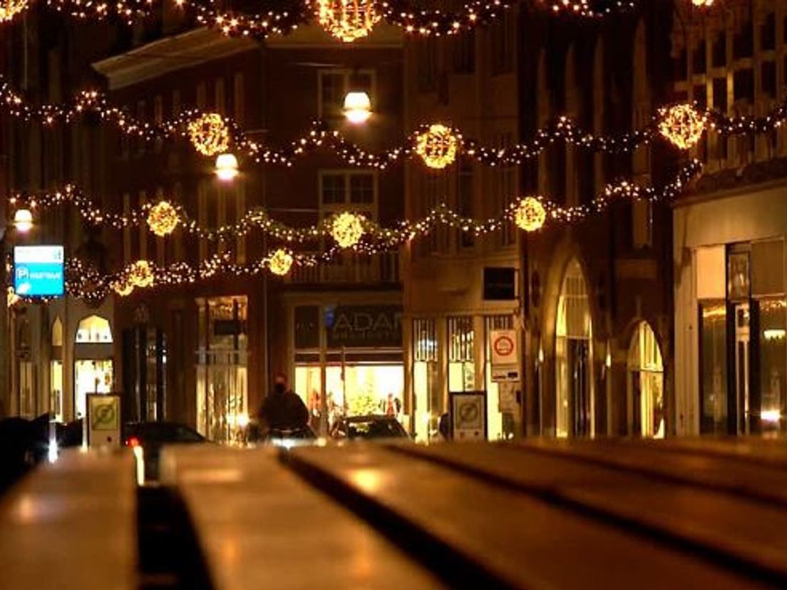 Overal in de Dordtse binnenstad hangen lichtjes