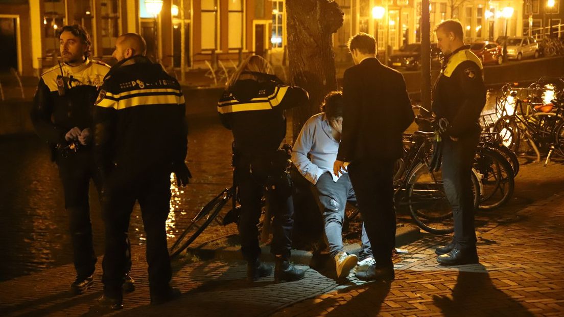 Op de Steenschuur in Leiden raakte een man lichtgewond bij een steekpartij.