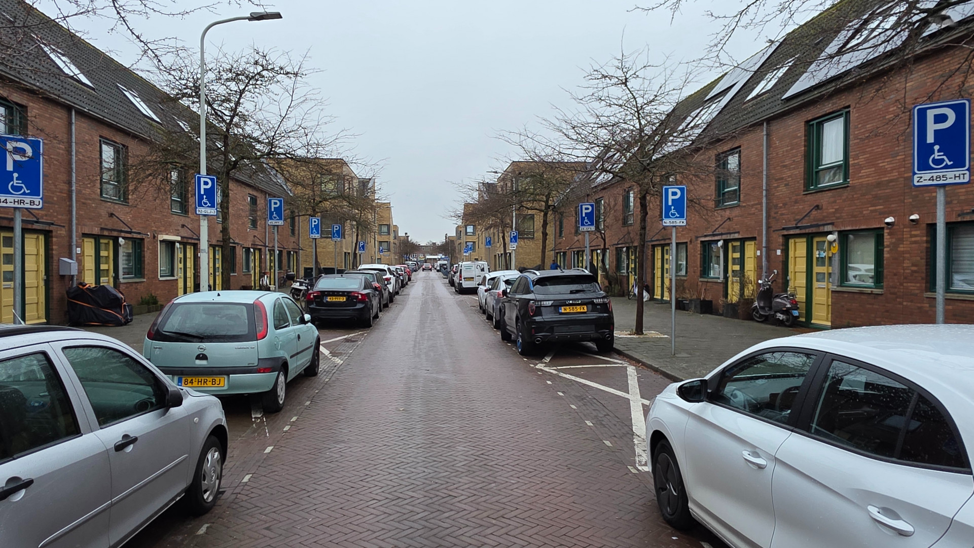 De gehele Trooststraat lijkt gevuld met invalidenplekken