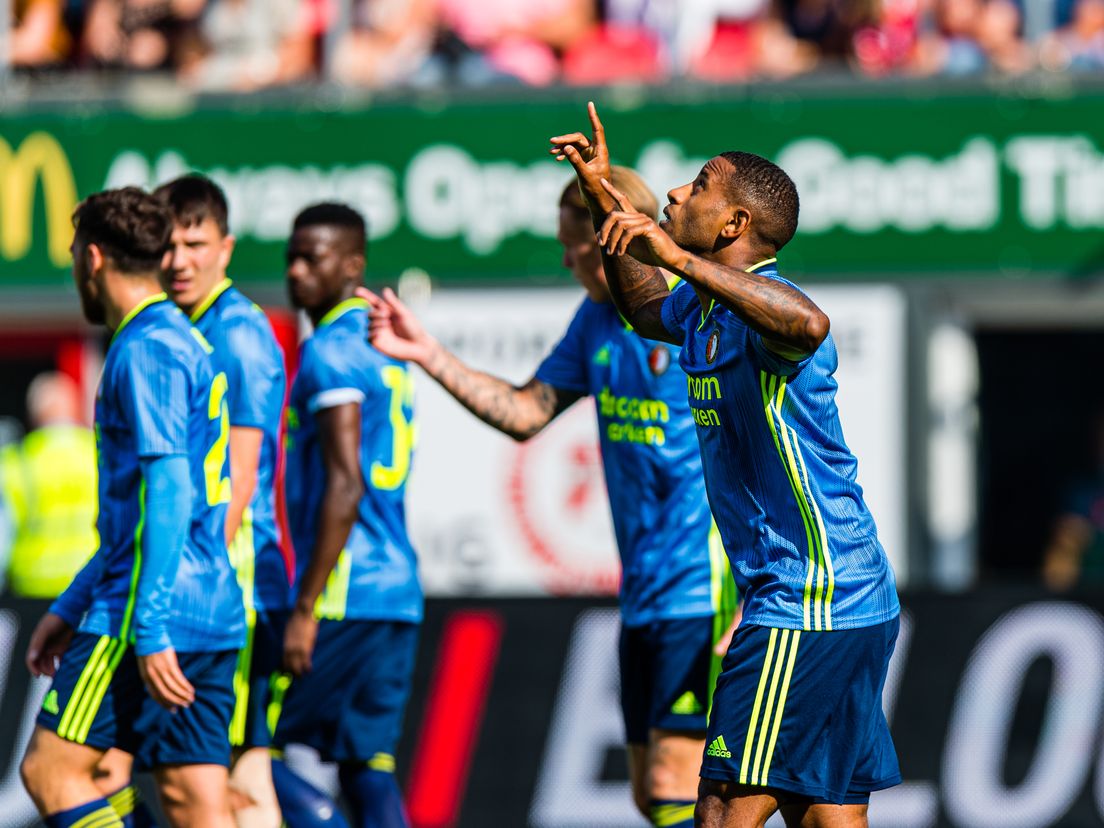 Luciano Narsingh eert Kelvin Maynard bij FC Emmen-Feyenoord (Bron: VK Sportphoto - Yannick Verhoeven)