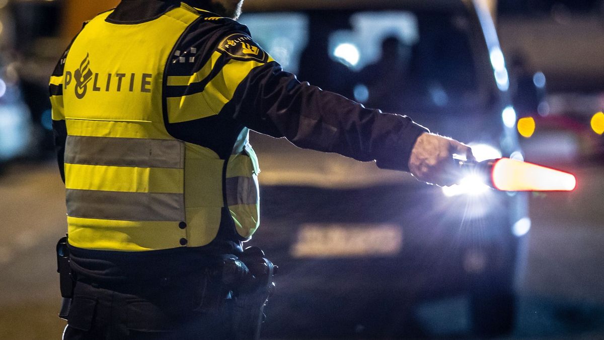 Rijbewijs ingenomen van drankrijdster uit Damwâld die in kapotte auto