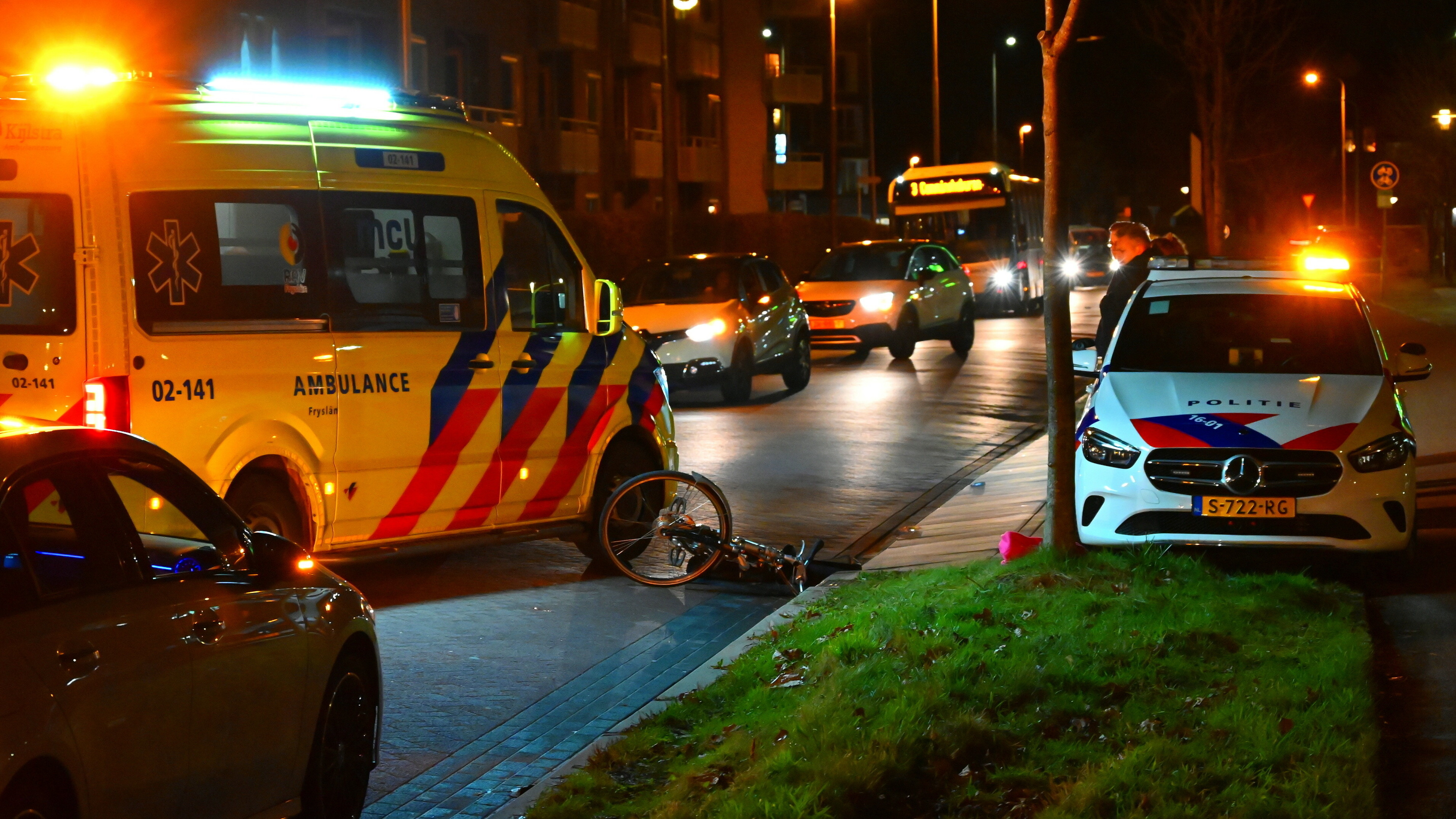 Brânwacht rydt twa kear út foar brânend hea | Fytser swierferwûne nei oanriding yn Ljouwert