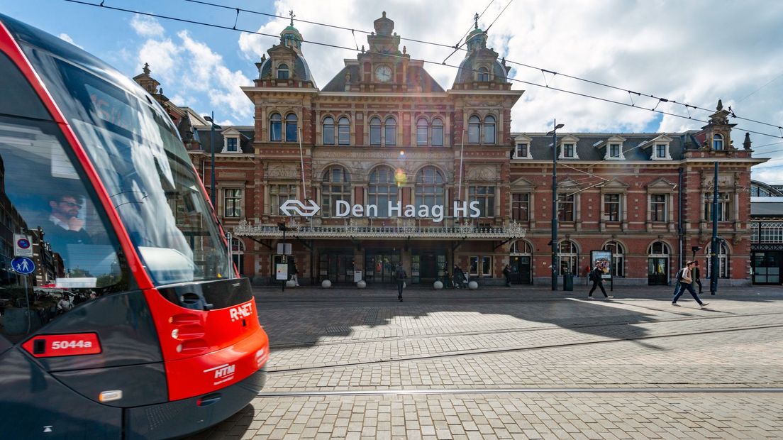 Tram voor station Den Haag HS