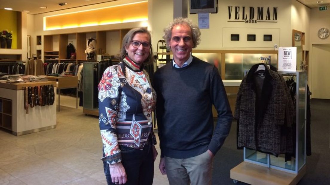 Arie Veldman van Veldman Mode en zijn echtgenote (Rechten: RTV Drenthe/Janet Oortwijn)