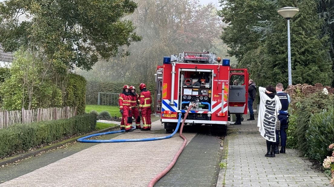 De brandweer prepareert zich voor de bluswerkzaamheden in de woning in Appingedam